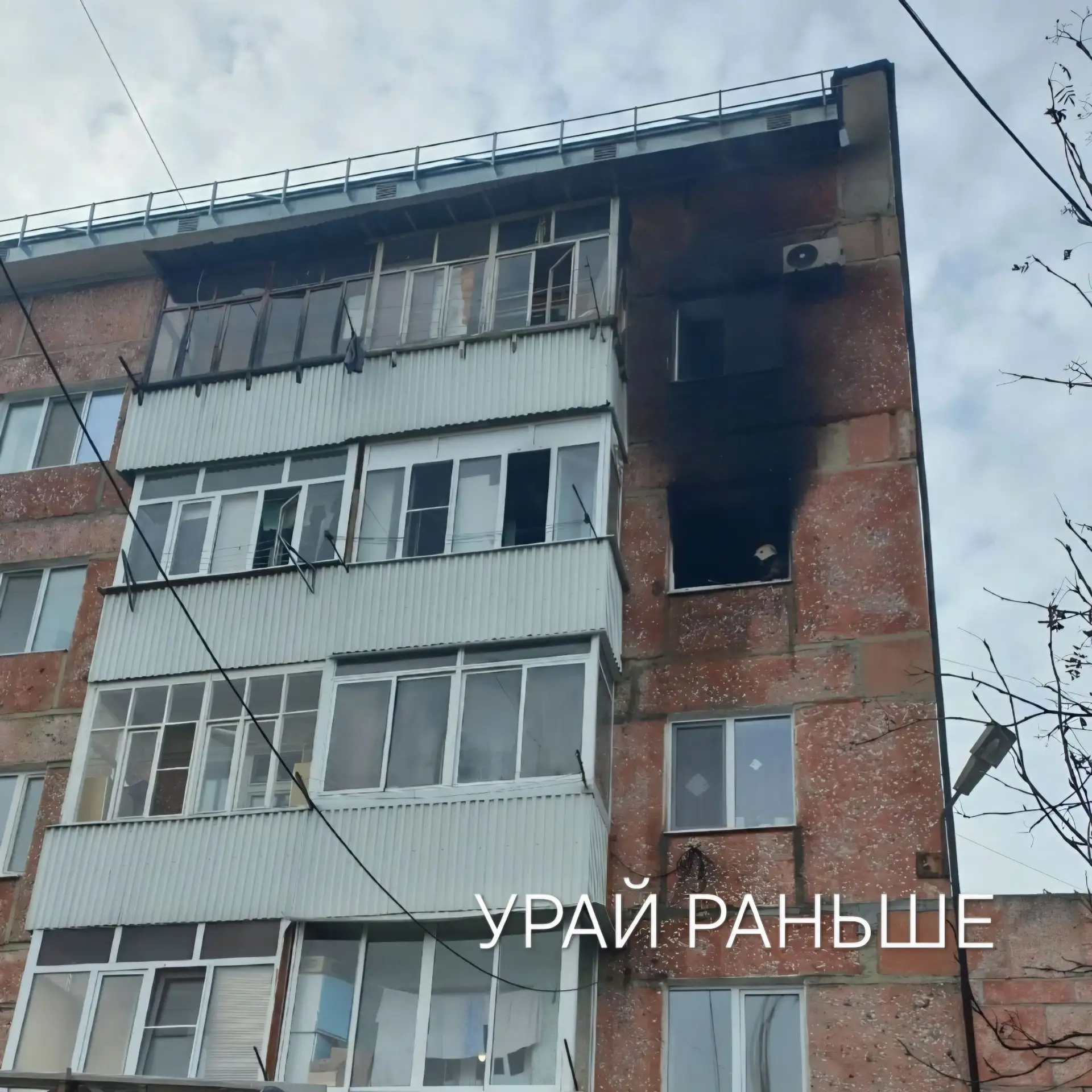 ⚡Причиной пожара послужило короткое замыкание в осветительном приборе на натяжном потолке.