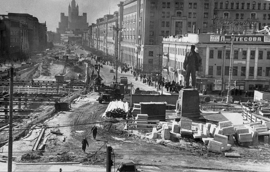 16 октября 1959 г. в Москве открылся первый подземный пешеходный переход — у станции ме...