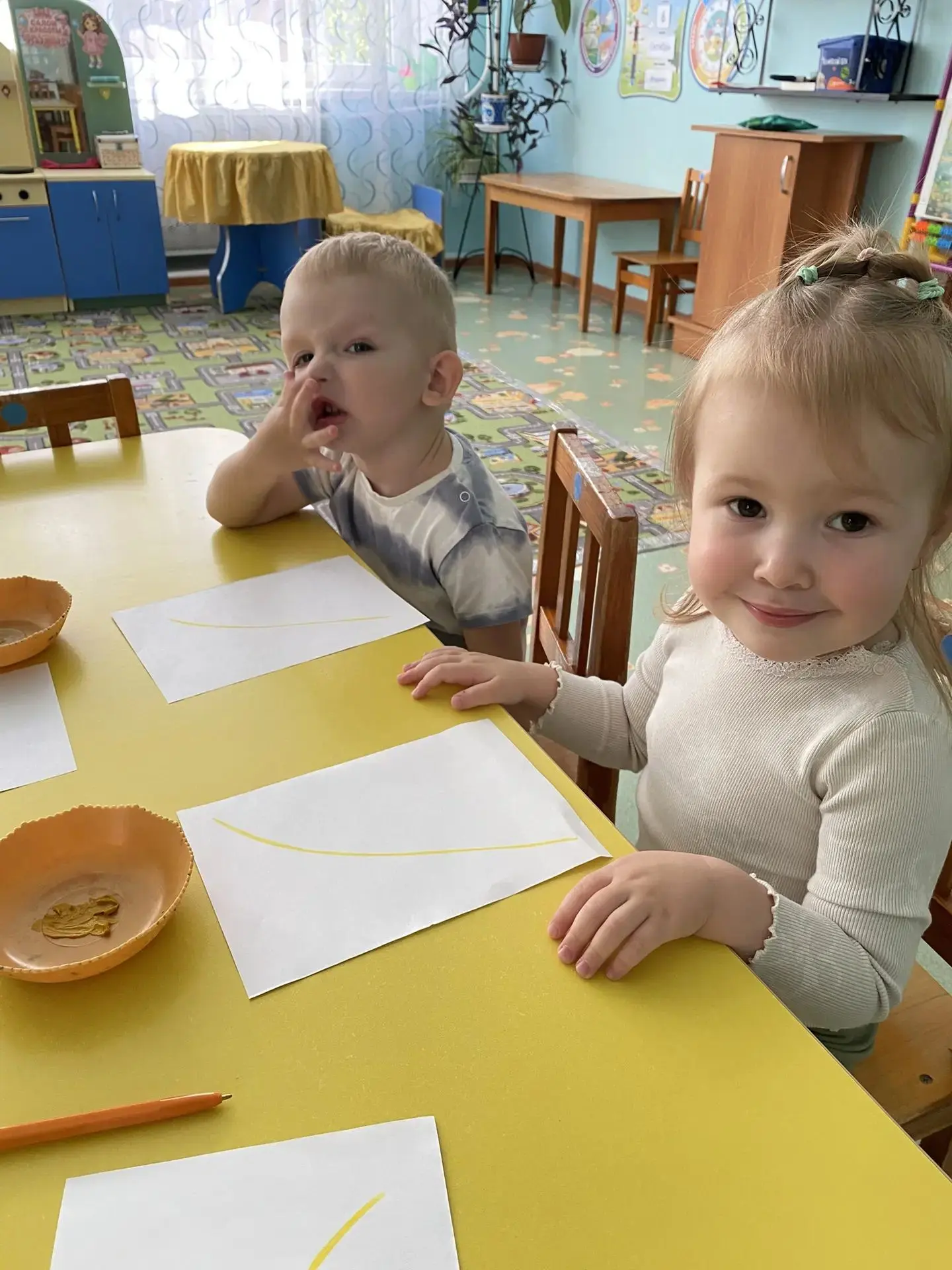 🎨Сегодня наши малыши превратились в маленьких художников и учились рисовать пшеничный ...