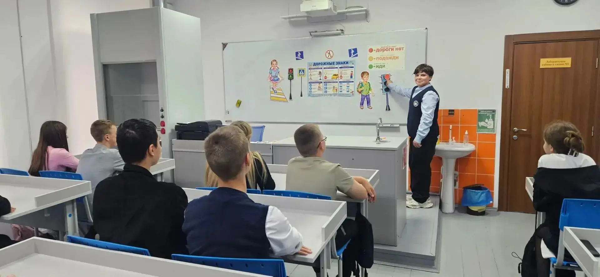 🚦Дорожная безопасность — дело общее: она важна и для тех, кто за рулём, и для пассажир...