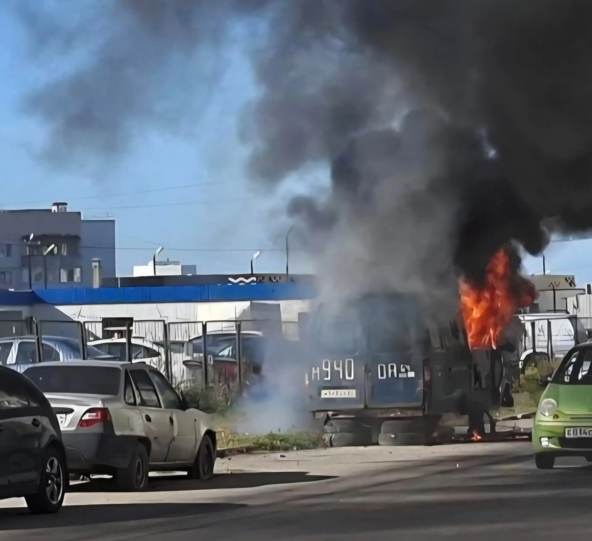 🔥Сегодня днем в Ленинском районе Саратова на улице Днепропетровской, 2/33 сгорела груз...