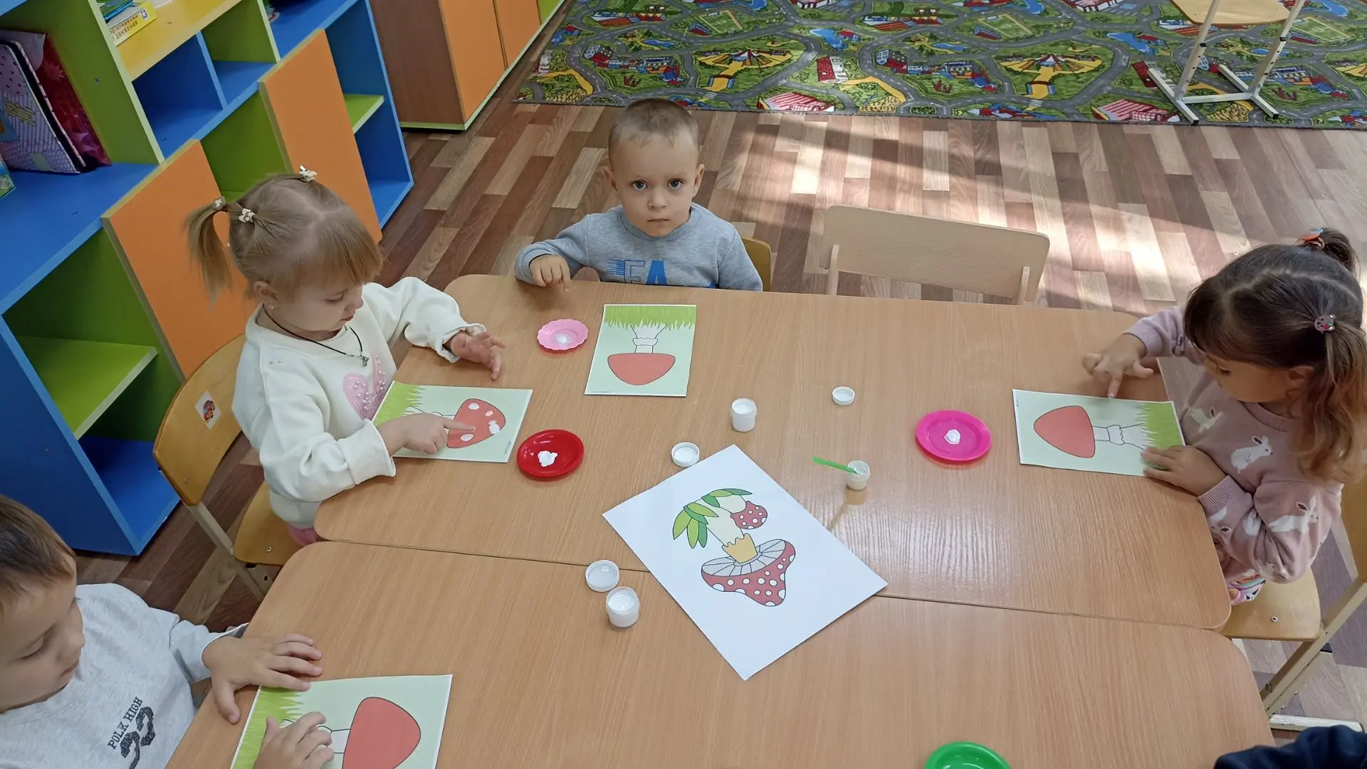 🍄 🍄 🍄Красоте грибочка мухомора посвящён тематический день в младшей группе.