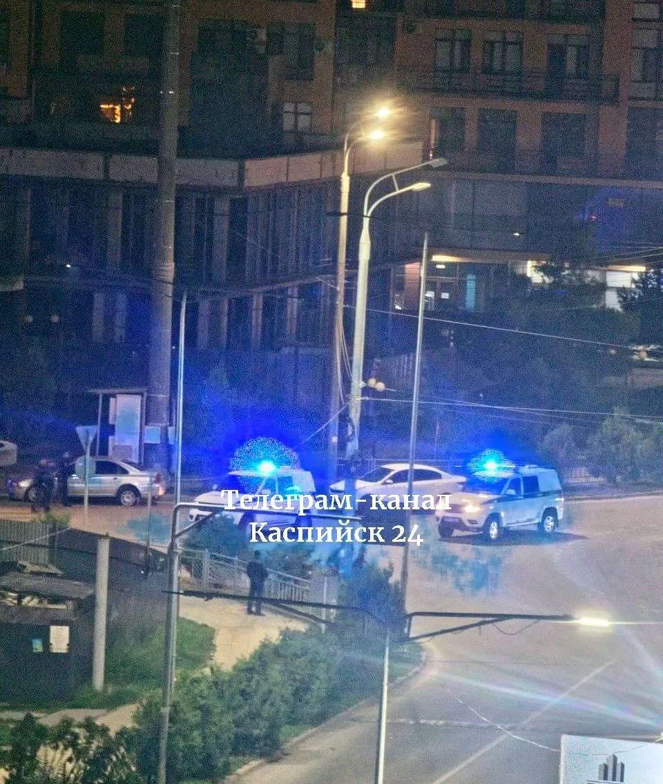 В Каспийске на Ленина стреляли предположительно в машину, сообщают местные жители.