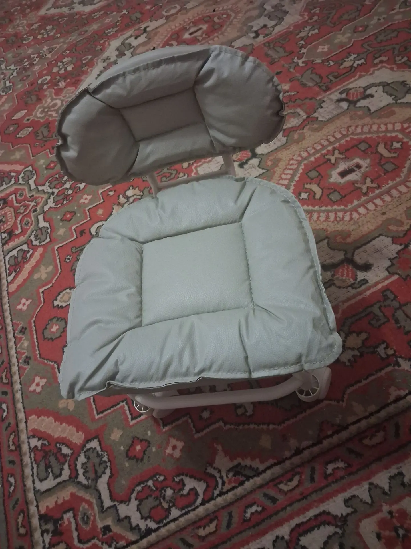 Вот такой стульчик пришёл. Буду на нём сидеть во время педикюра