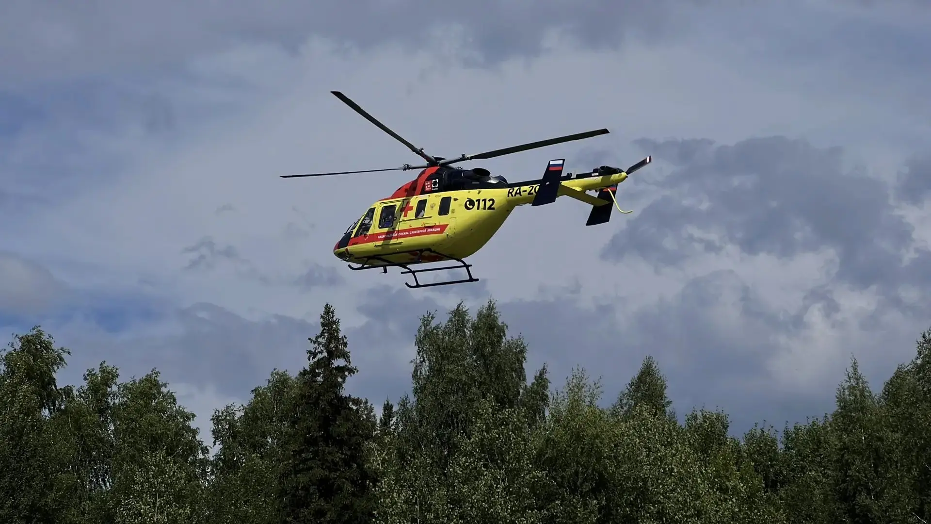 🚁  В Удмуртии врачи и пилоты санитарной авиации помогли мужчине, который получил серье...