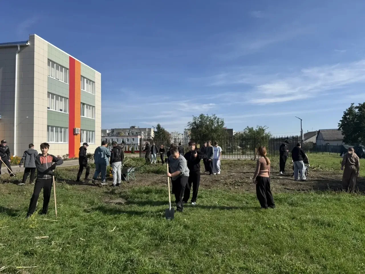 В нашей школе прошёл субботник! 🌿