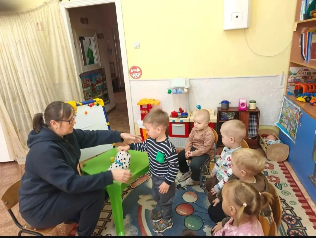 МДОУ " Детский сад п. Пробуждение ", в ясельной группе номер 9, прошло рисование "Падаю...