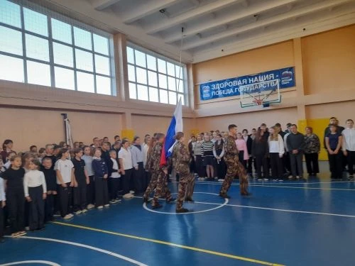 Сегодня по традиции наш день начался с линейки. А главное, с чего она началась – с выно...