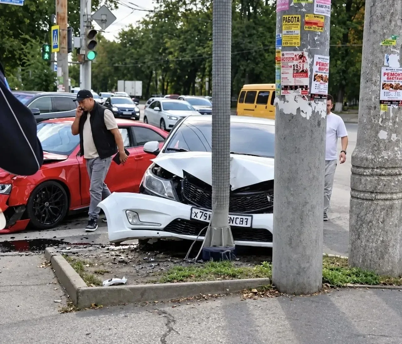 🚨  Мощный удар отбросил Kia Rio в столб после столкновения с Audi