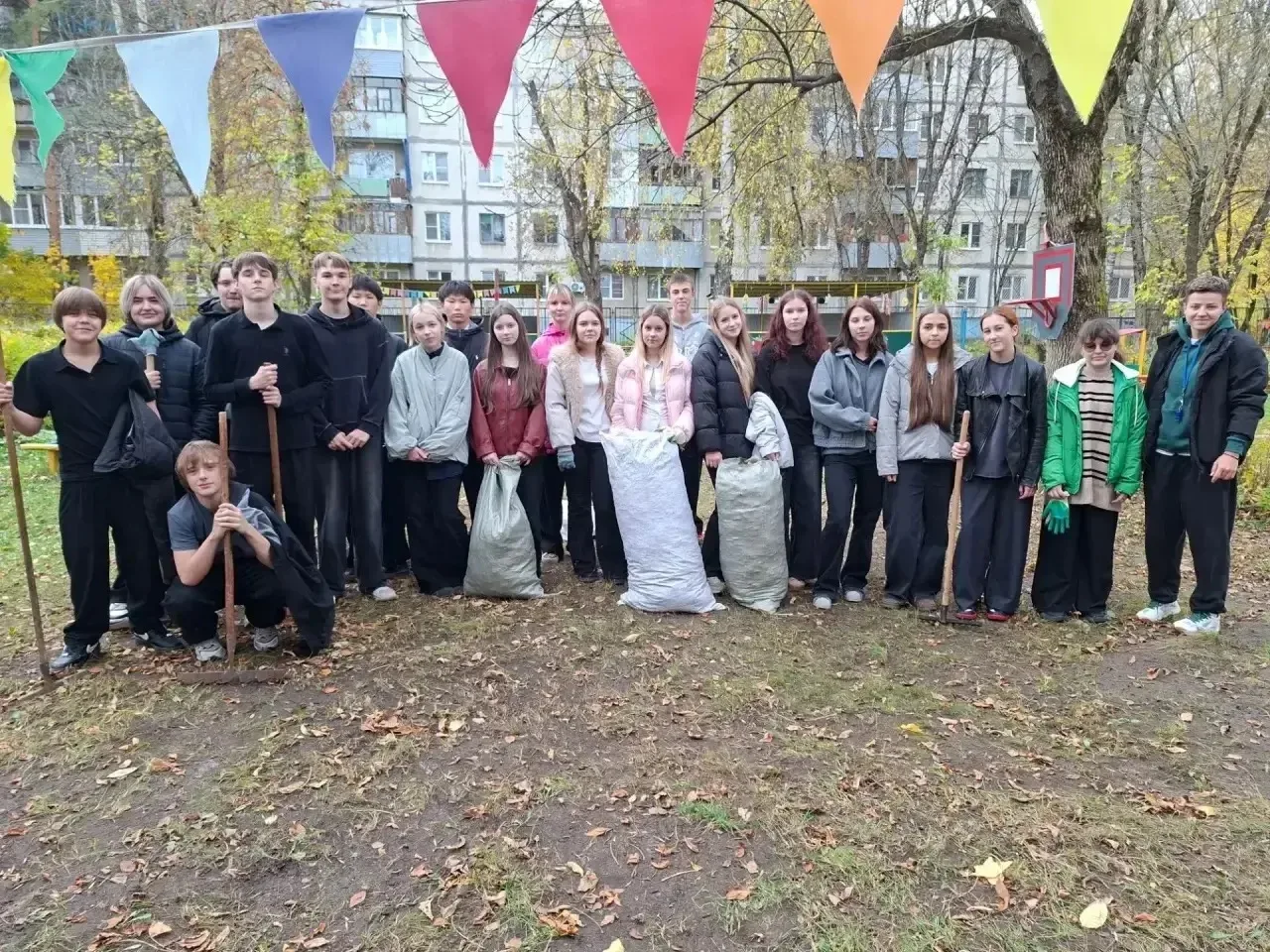 Осень — время не только красивых листьев, но и добрых дел! Сегодня наши девятиклассники...