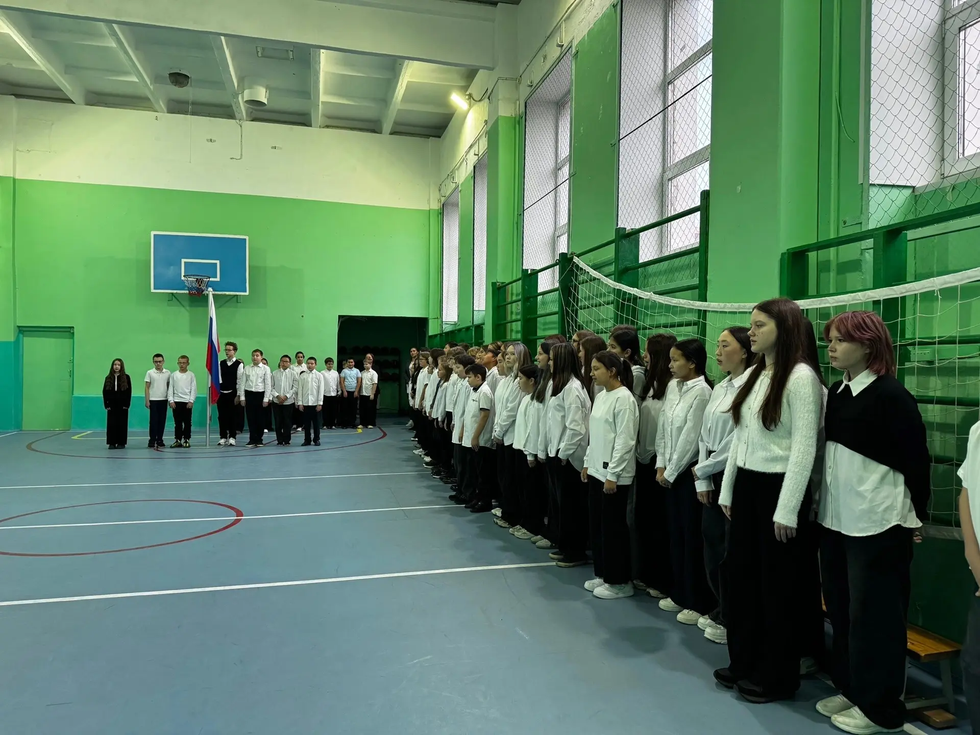 🇷🇺Утро в школе началось с торжественной церемонии поднятия Государственного флага Рос...