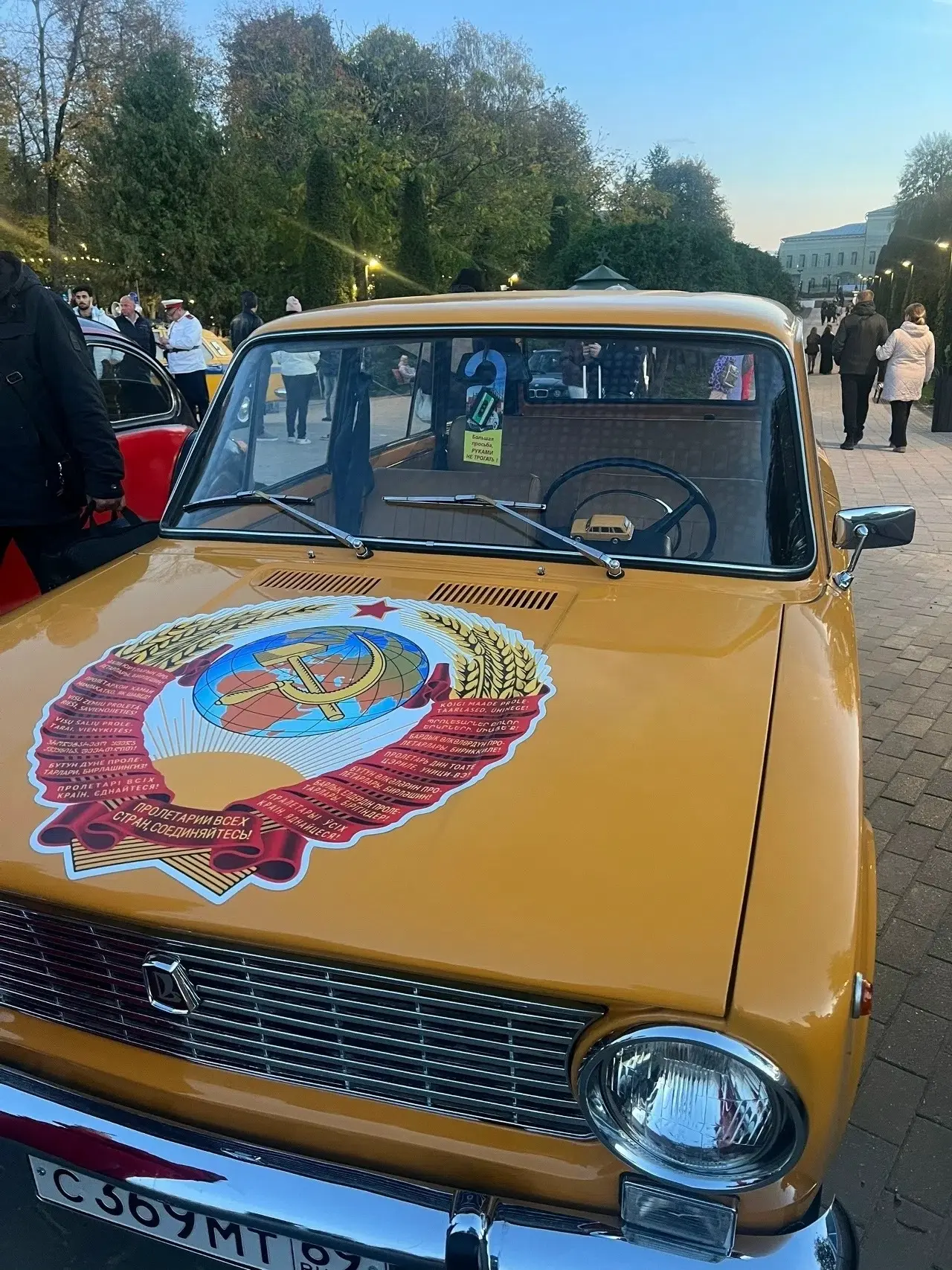 🚘 В Горсаду прошла выставка ретро-автомобилей