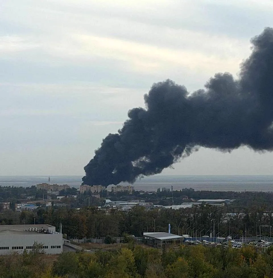 Горят склады: в Аксае тушат пожар площадью 6 тысяч квадратных метров