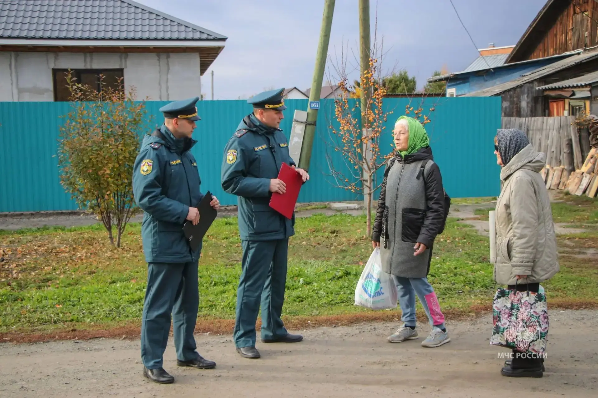 В Кургане прошел рейд по жилому сектору микрорайона Вороновка - сотрудники МЧС России н...