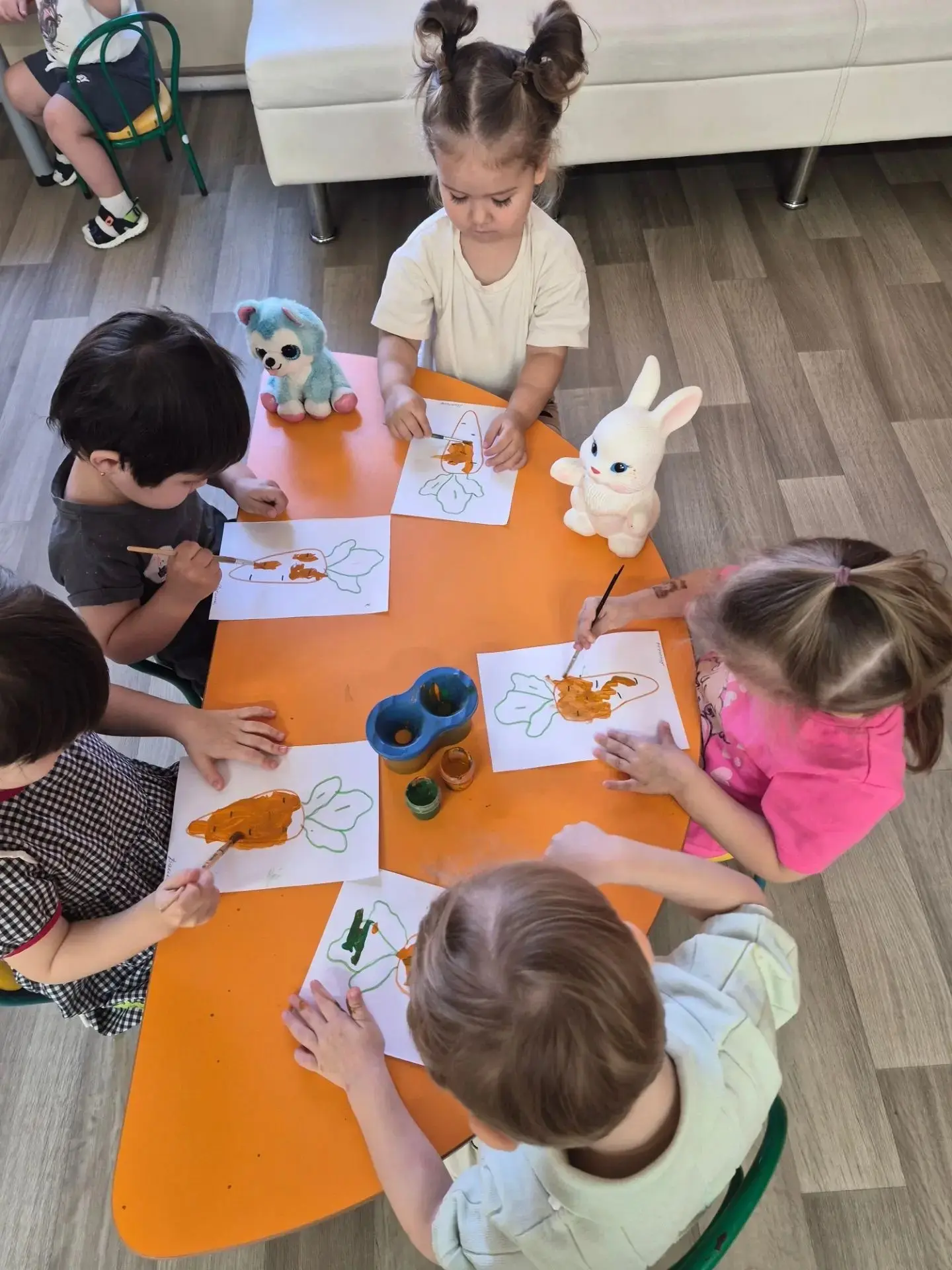 🥕 Угощаем зайчика морковкой!