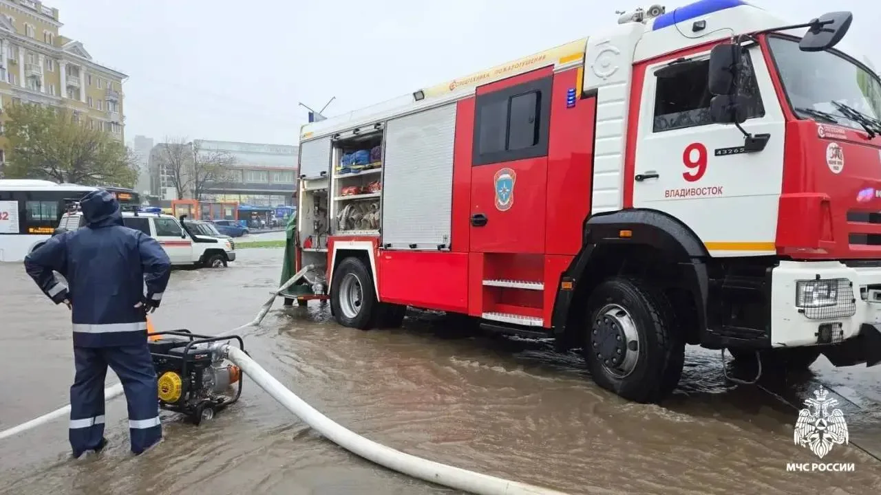Сотрудники МЧС России пришли на помощь коммунальным службам Владивостока
