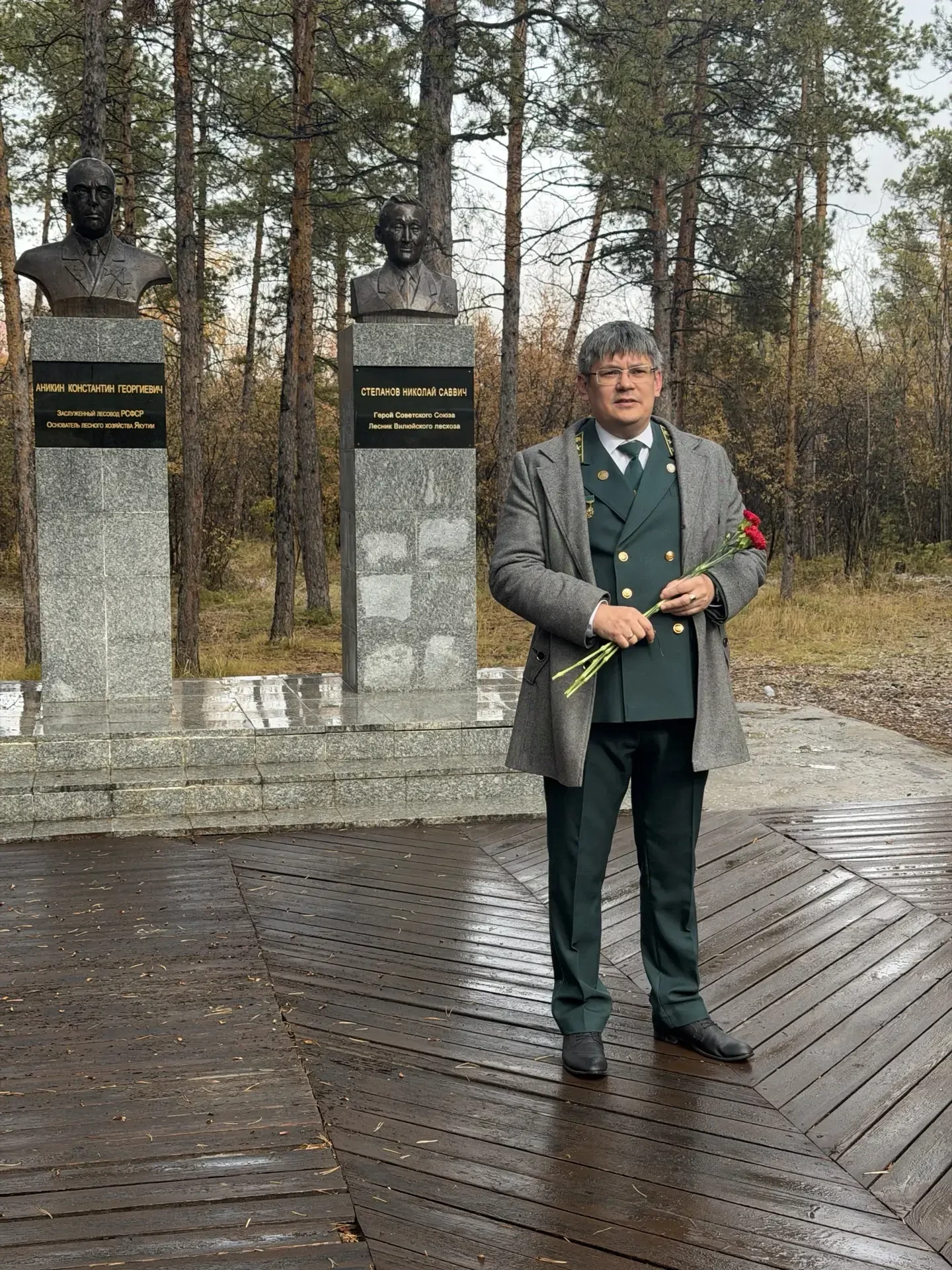 Лесоводы возложили цветы к памятникам К. Аникина и Н. Степанова