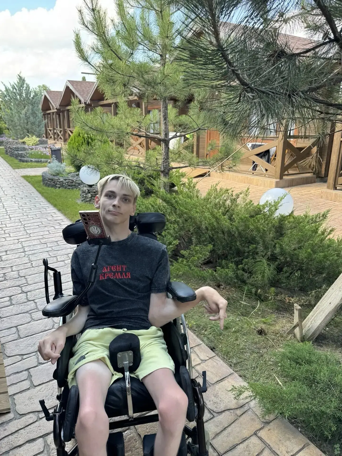 Он набирает тексты носом. Да, буквально 😊