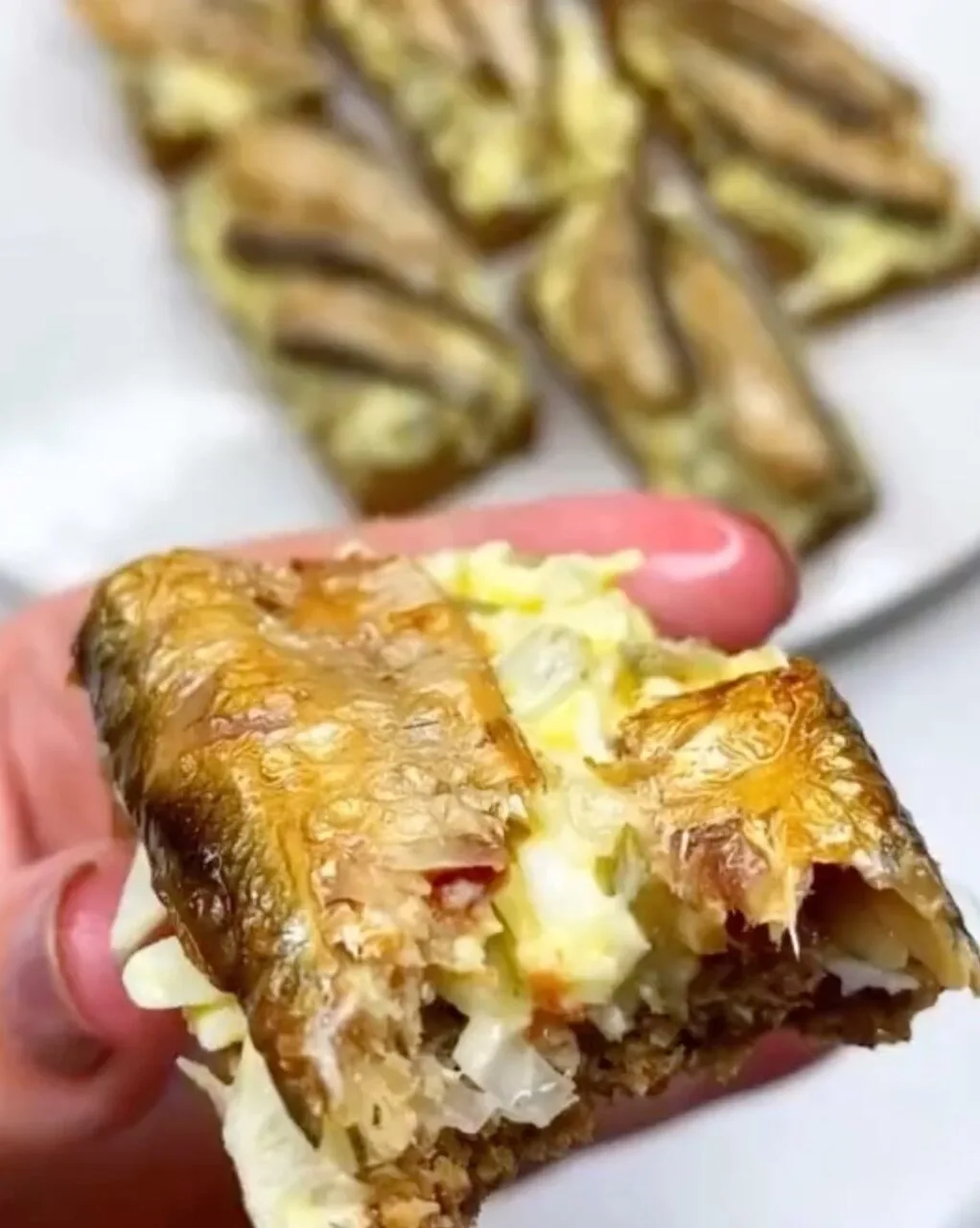 ПРОСТАЯ, НО ОЧЕНЬ ВКУСНАЯ ЗАКУСКА СО ШПРОТАМИ, УЛЕТИТ ПЕРВАЯ С ТВОЕГО СТОЛА