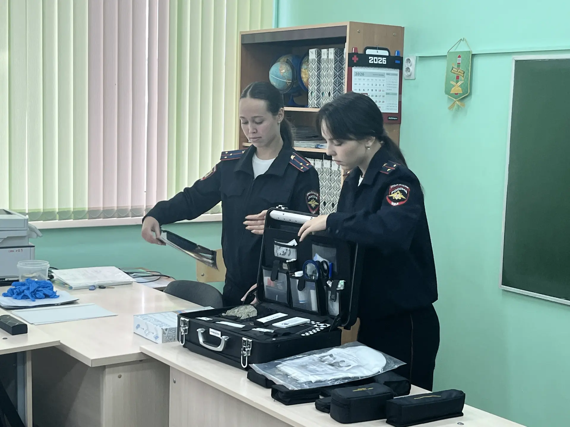 Эксперты-криминалисты новороссийской полиции организовали профориентационный практикум ...