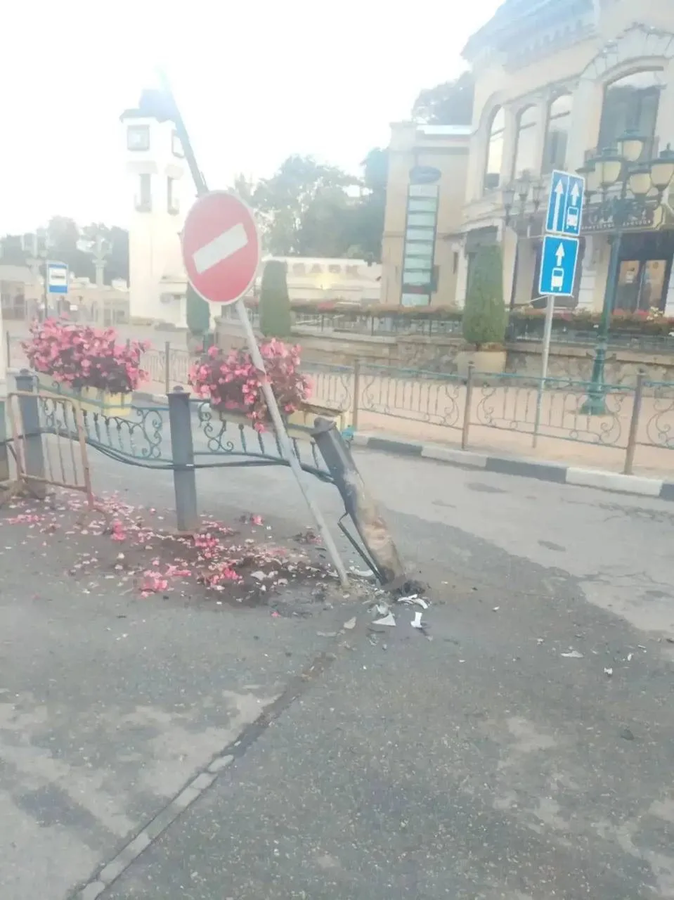 Лихач повредил объект благоустройства на ул. Вокзальной в Кисловодске.