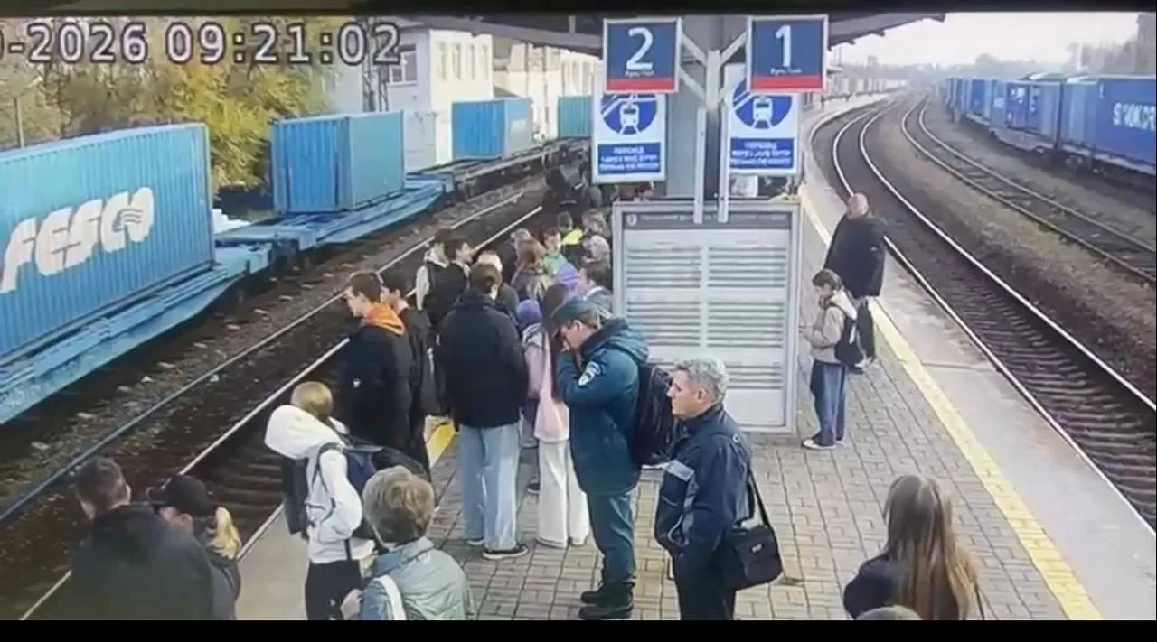 Жуткие кадры: видео, как станции Угольная под поезд упал потерявший сознание 16-летний ...