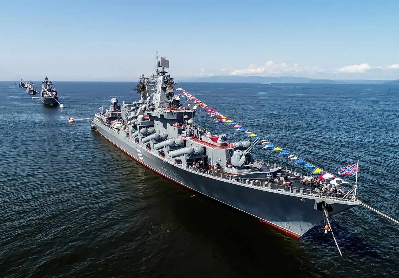 Гвардейский ордена Нахимова ракетный крейсер "Варяг".