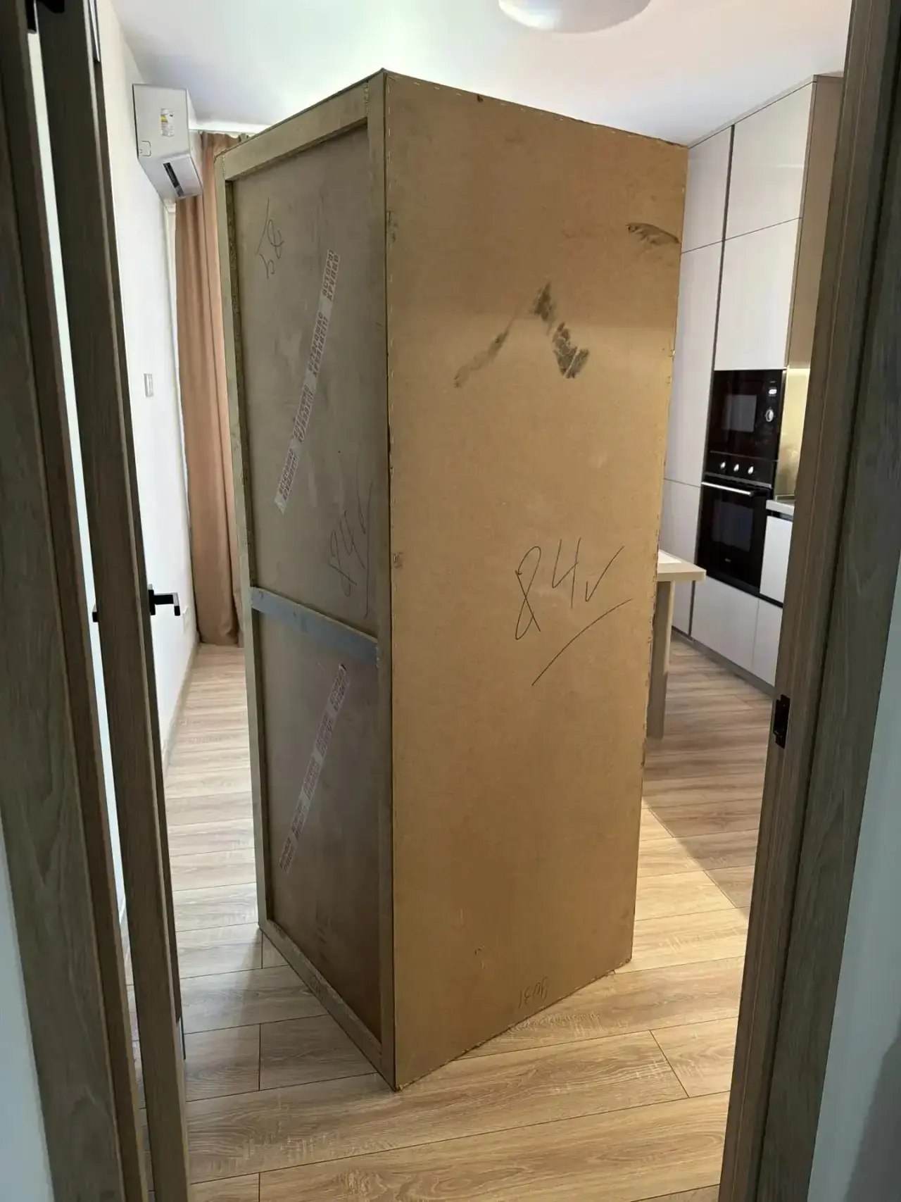 Отдам ящик бесплатно, высота 183 см . 89020523751. Район Чуркин