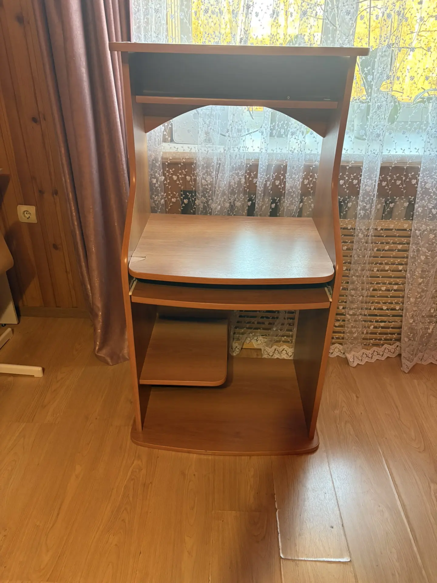 Стол компьютерный б/у. Бесплатно. Примерные размеры: ширина -60, высота -120, глубина -...