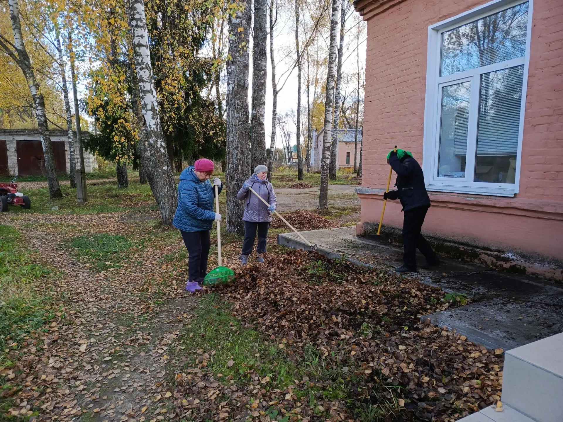 🍂 🧹15 октября в солнечный осенний день сотрудники районной  и детской библиотек вышли...