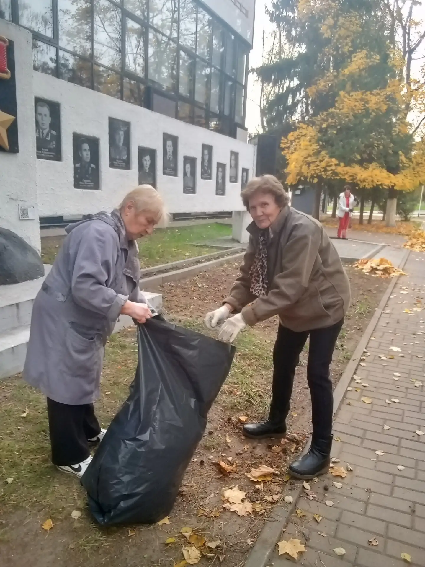 Субботник на стеле Героев Алексинцев 9 октября.