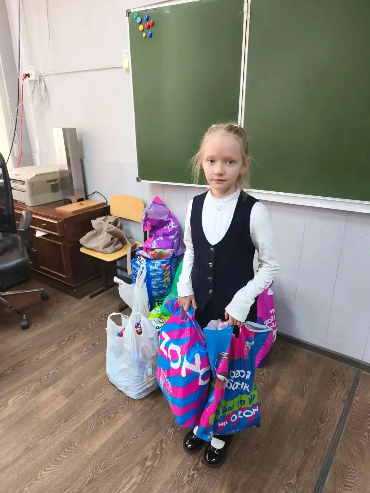 Сегодня ученица 3Б класса Гайнутдинова Вероника принесла корм для приюта животных в рам...