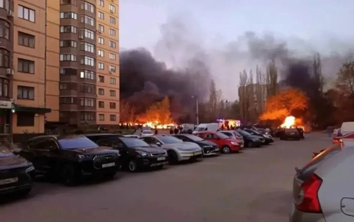 😢Страшные кадры из Воронежа. Горят частные дома, парковка с машинами, атакован торговы...