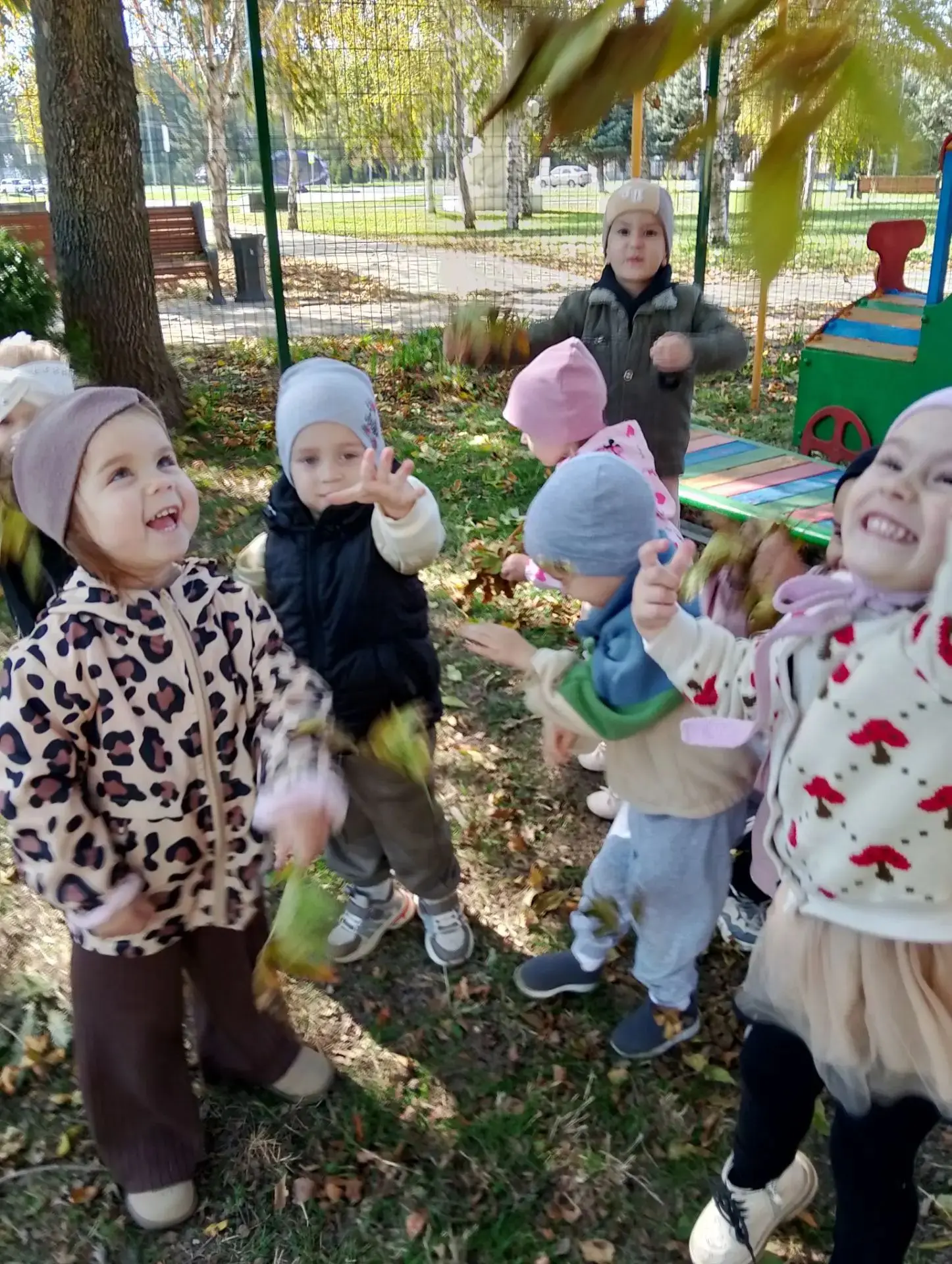 Сегодня воспитанники 2 младшей группы совершили познавательную прогулку на тему " Золот...