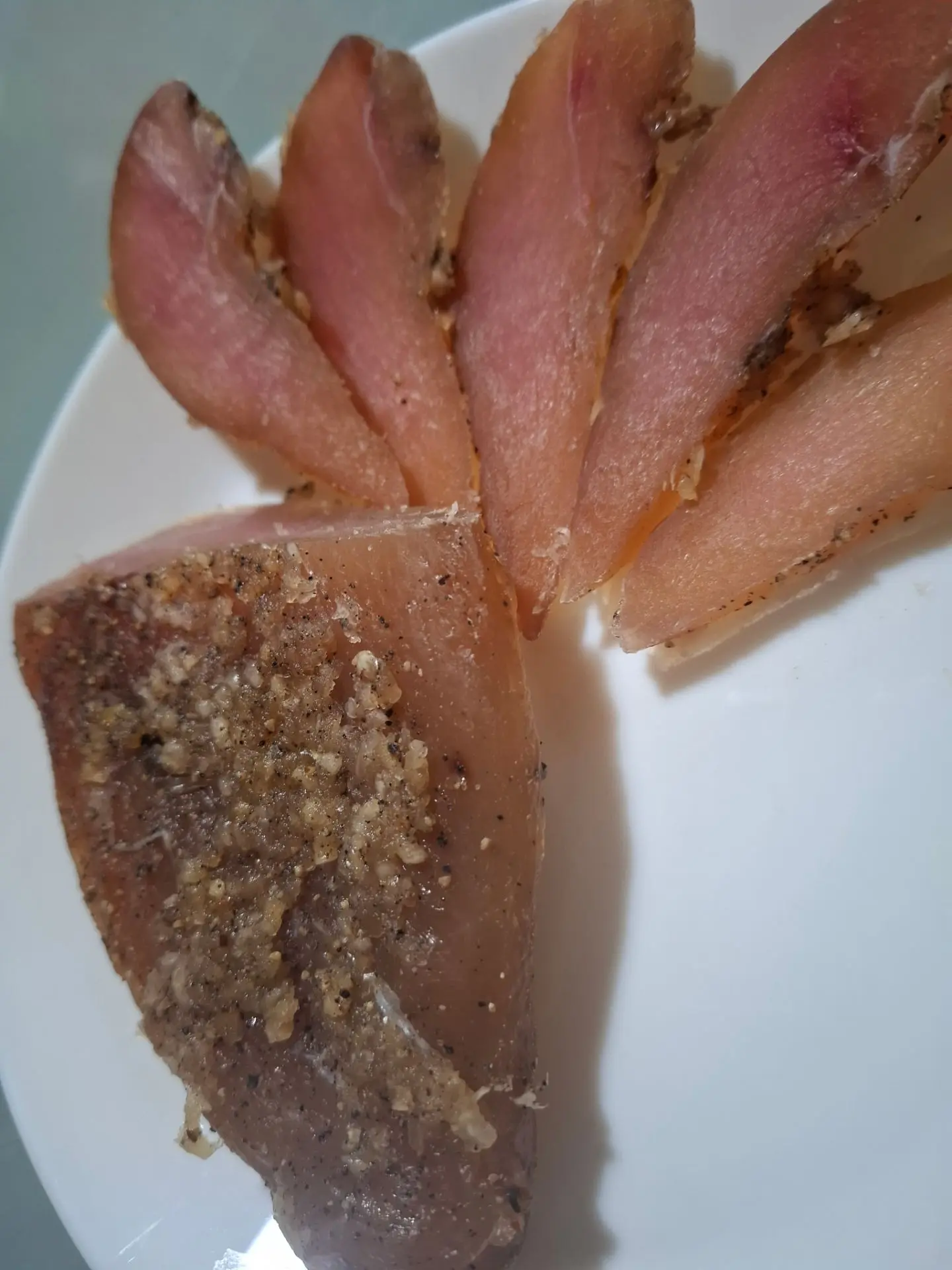 Нарезала, попробовали, вкусно...НО - не смазывайте свежим чесноком - он не дает мясу со...