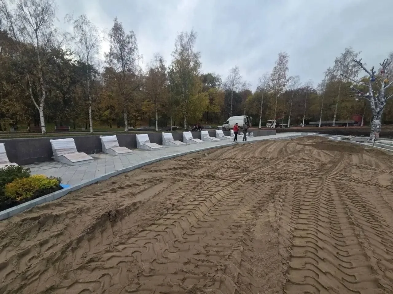 Шезлонги установили на набережной Петрозаводска.