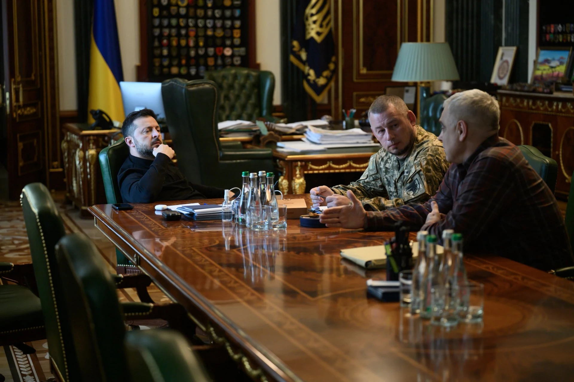 Мыслитель принимает решение воевать дальше и терпеть лишения.