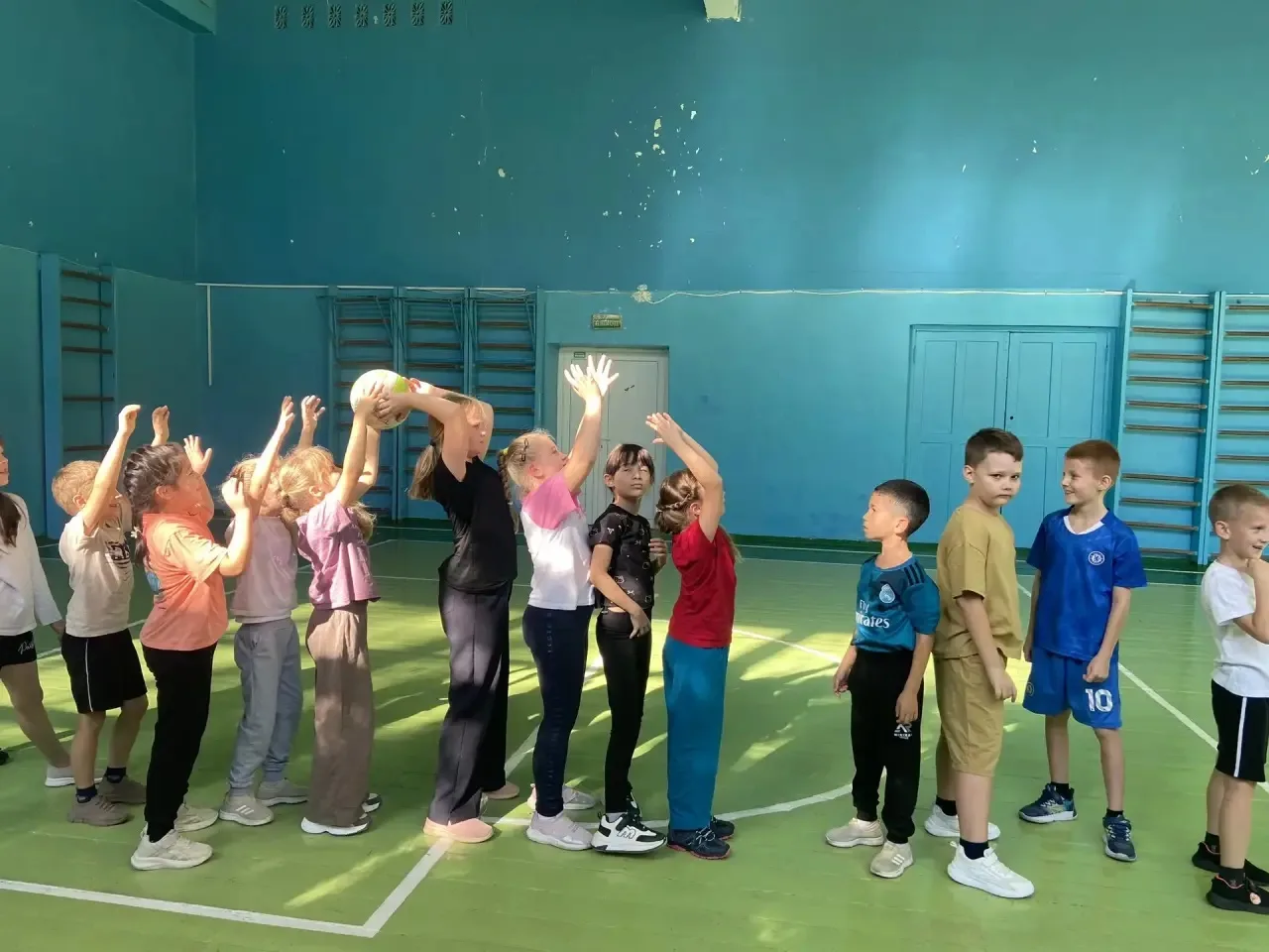 🏐Волейбол начинается с азов: смотрим, как уверенно осваивают игру второклассники! 🤾