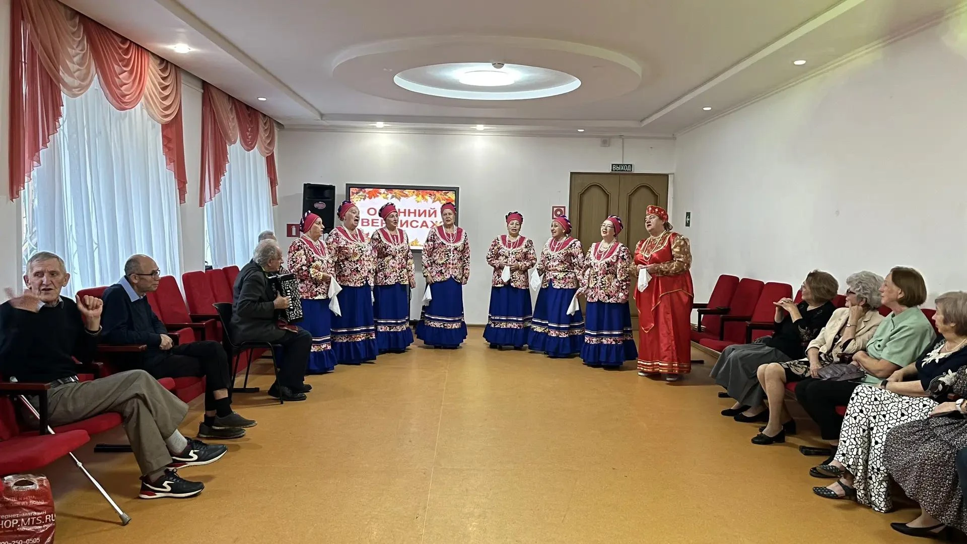 ✨🎶 Сегодня в Константиновском СДК прошёл зажигательный ретро-вечер! 💃🕺