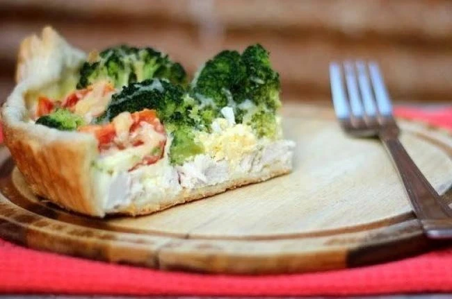 🍛 Слоеный пирог с курицей, брокколи и черри