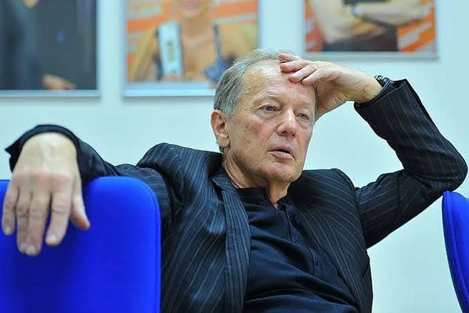 «Упрямый» означает «живущий по той прямой, которую ему указали». Не имеет своего мнения...