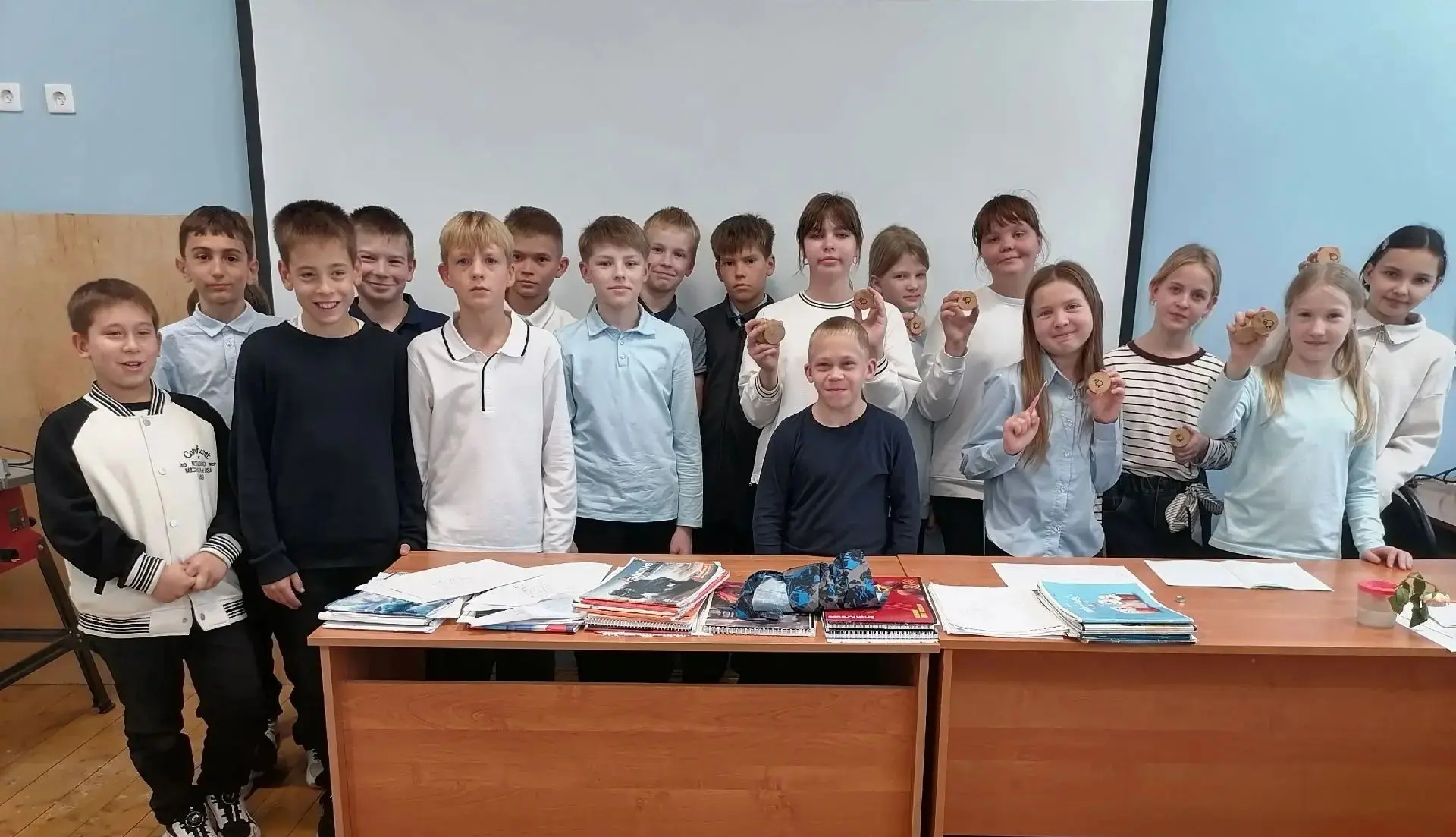 На уроке технологии в 5 «А» был реализован межролевой обмен навыками: девочки обучали м...