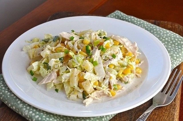 Салат с пекинской капустой и курицей