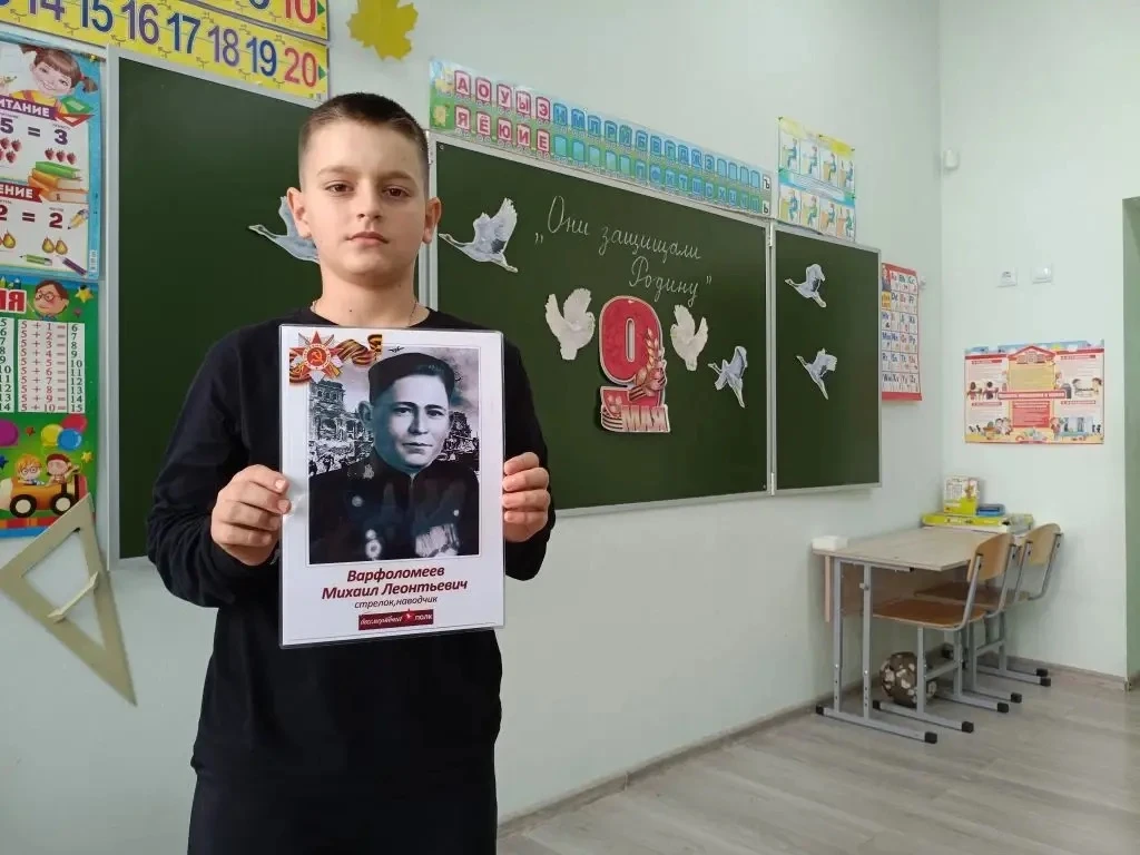 Прошел Классный час в 4А. Тема была очень важной и трогательной: "Они защищали Родину"....