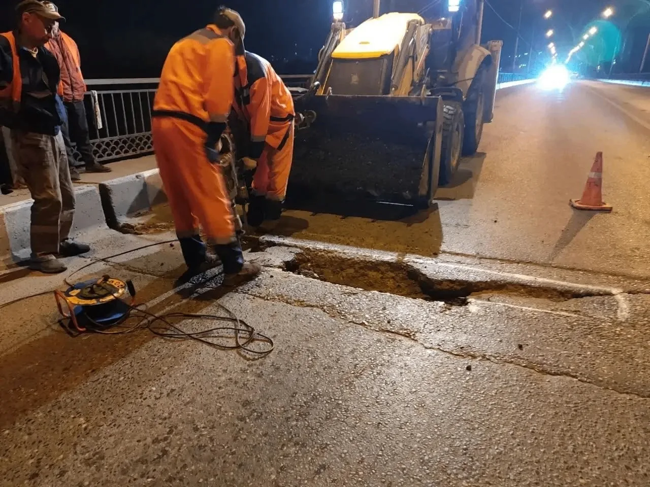 🛣 В Астрахани латают дороги перед зимой. В планах уже Новый мост