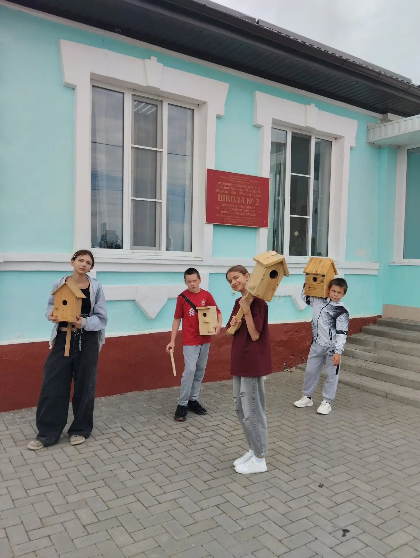 В рамках экологической акции ученики 7 класса МБОУ СОШ № 2 развесили новые скворечники ...