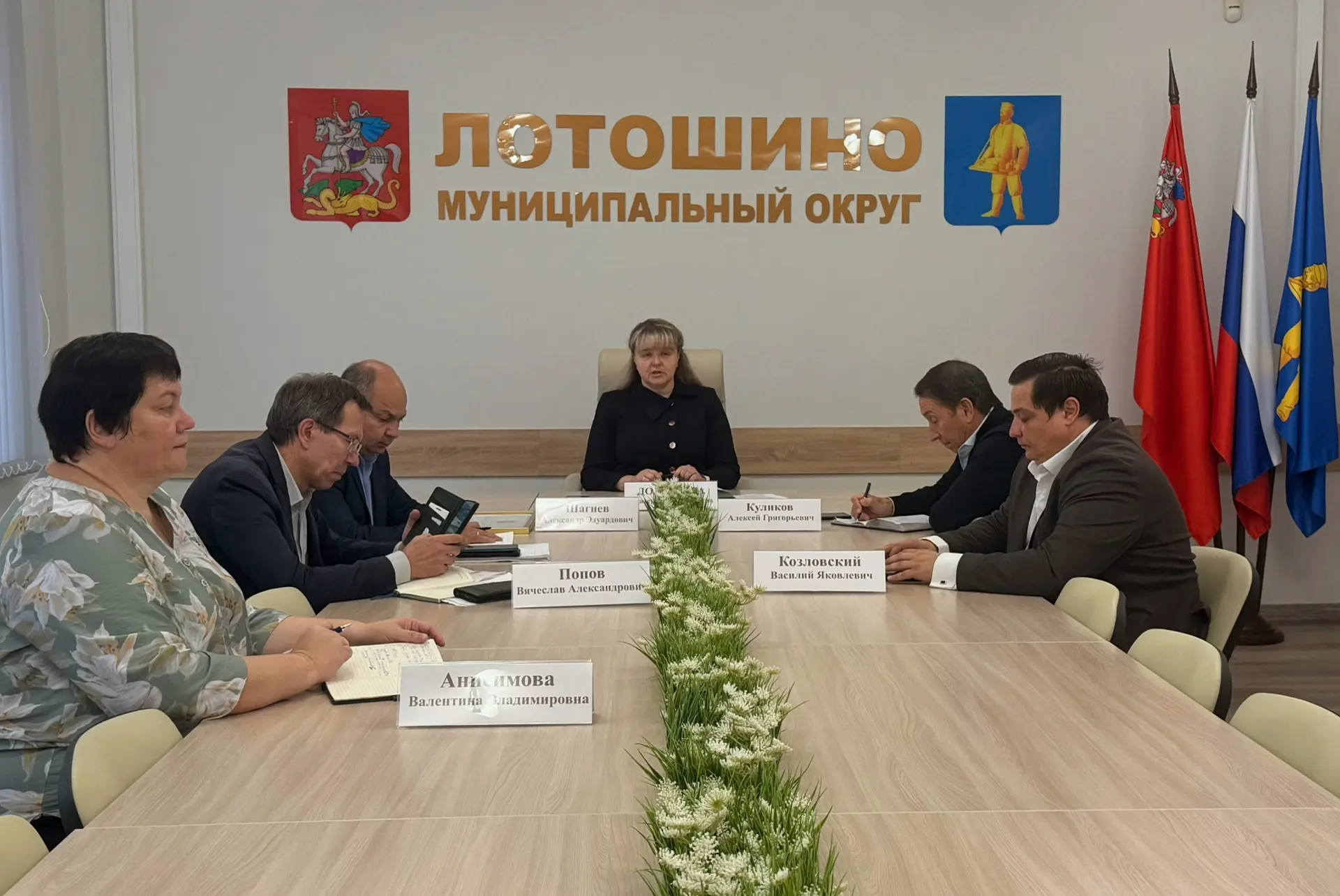 Рабочие будни и праздничные моменты: в администрации округа прошло очередное совещание.