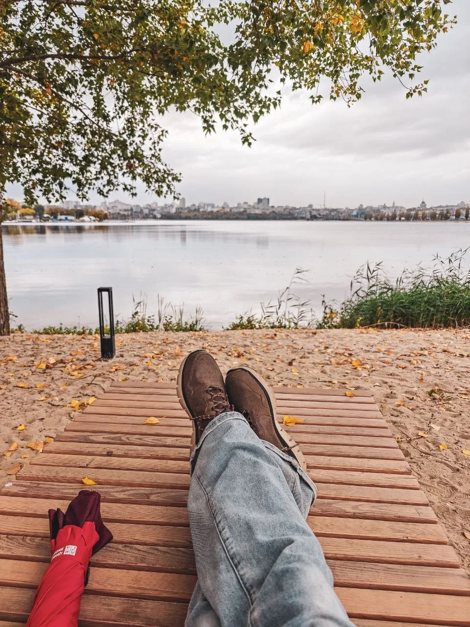 В городе осень. Пасмурно, но очень тепло. Я решила прогуляться по новой набережной. Мож...