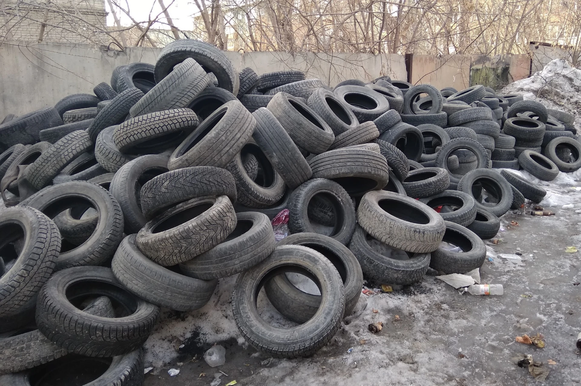 Тысячи брошенных покрышек вывезли из двух жилмассивов Новосибирска