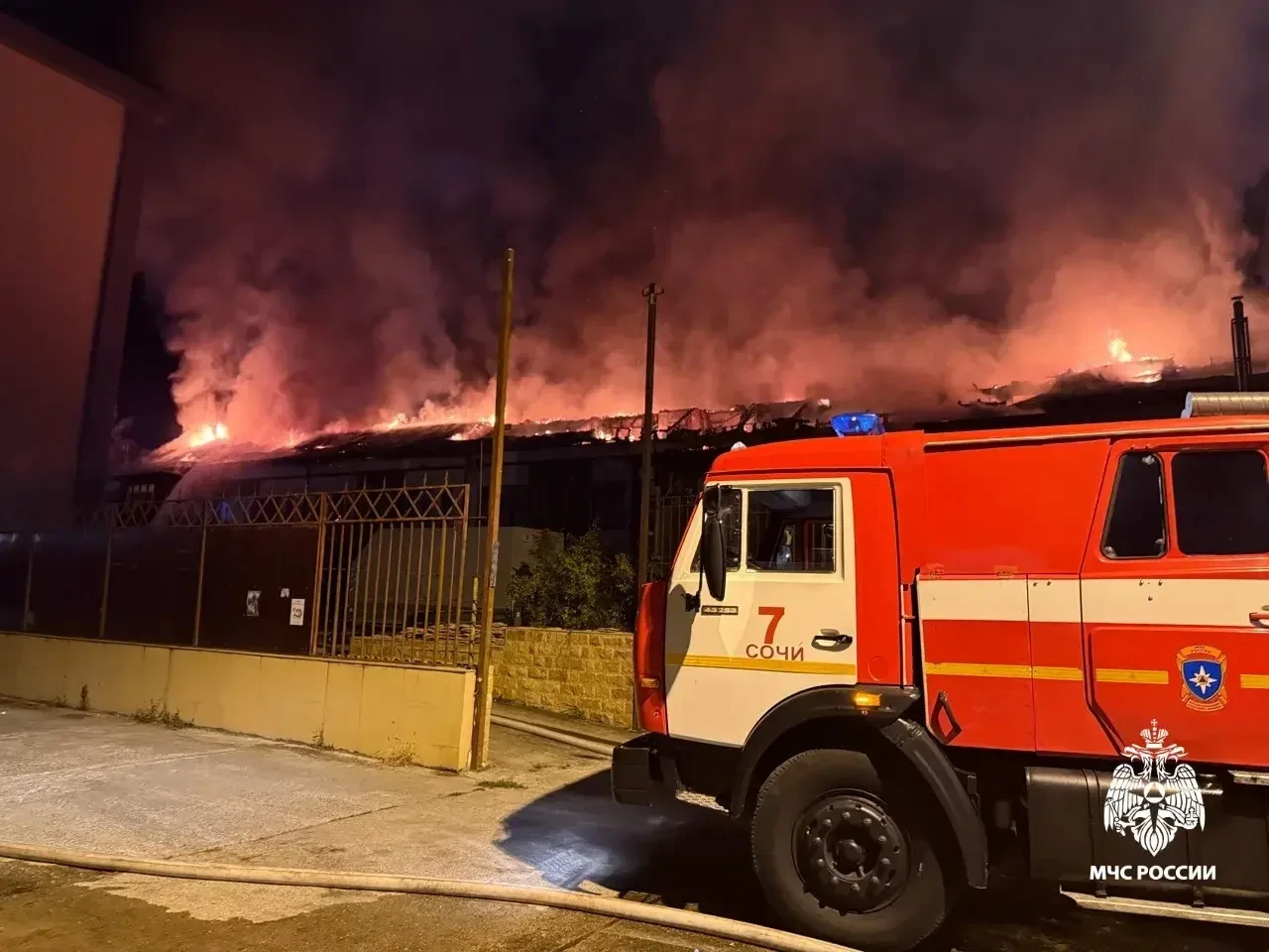 🚨 В Сочи ликвидируют крупный пожар в частном доме